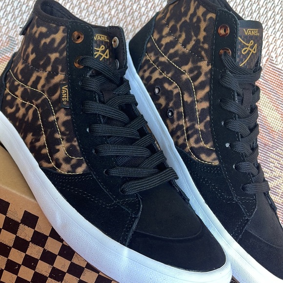 Vans WMNS The Lizzie
Tortoise Dark Brown/Black
VN0A4BX1YI5
Sneakers - Picture 8 of 16